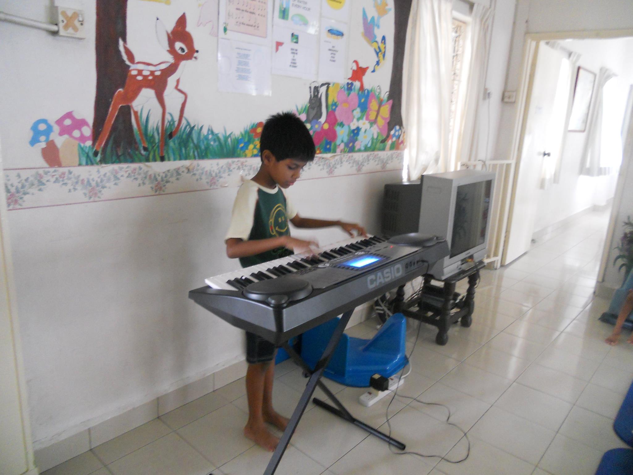 playing organ for the children of Tasputra