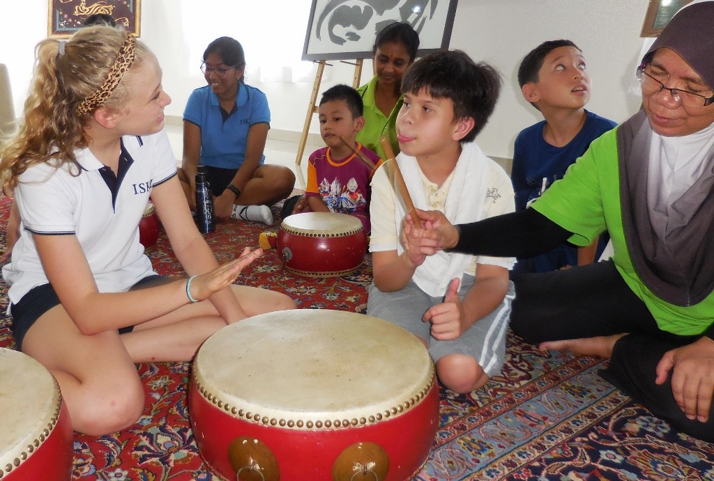 ISKL students entertain Tasputra's children