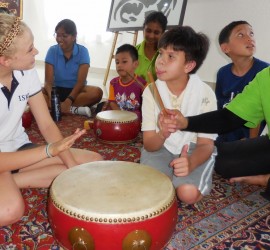ISKL students entertain Tasputra's children