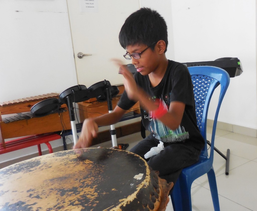 ISKL students entertain Tasputra's children