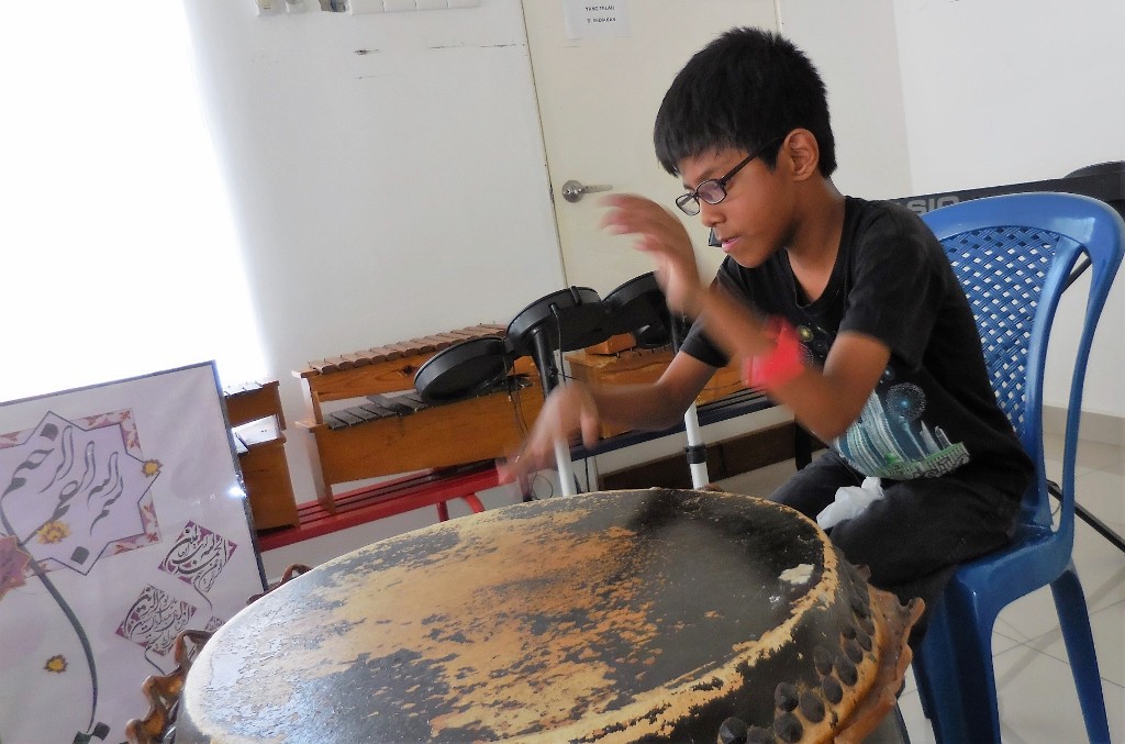 ISKL students entertain Tasputra's children