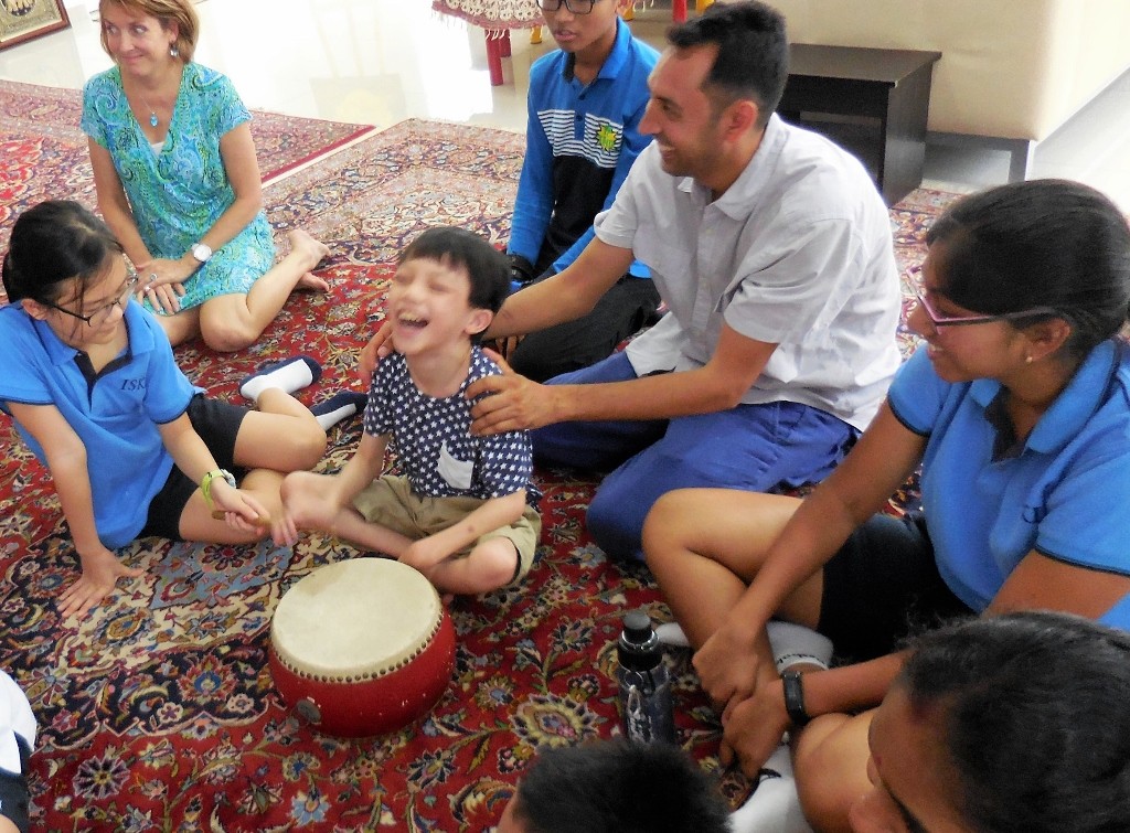 ISKL students entertain Tasputra's children